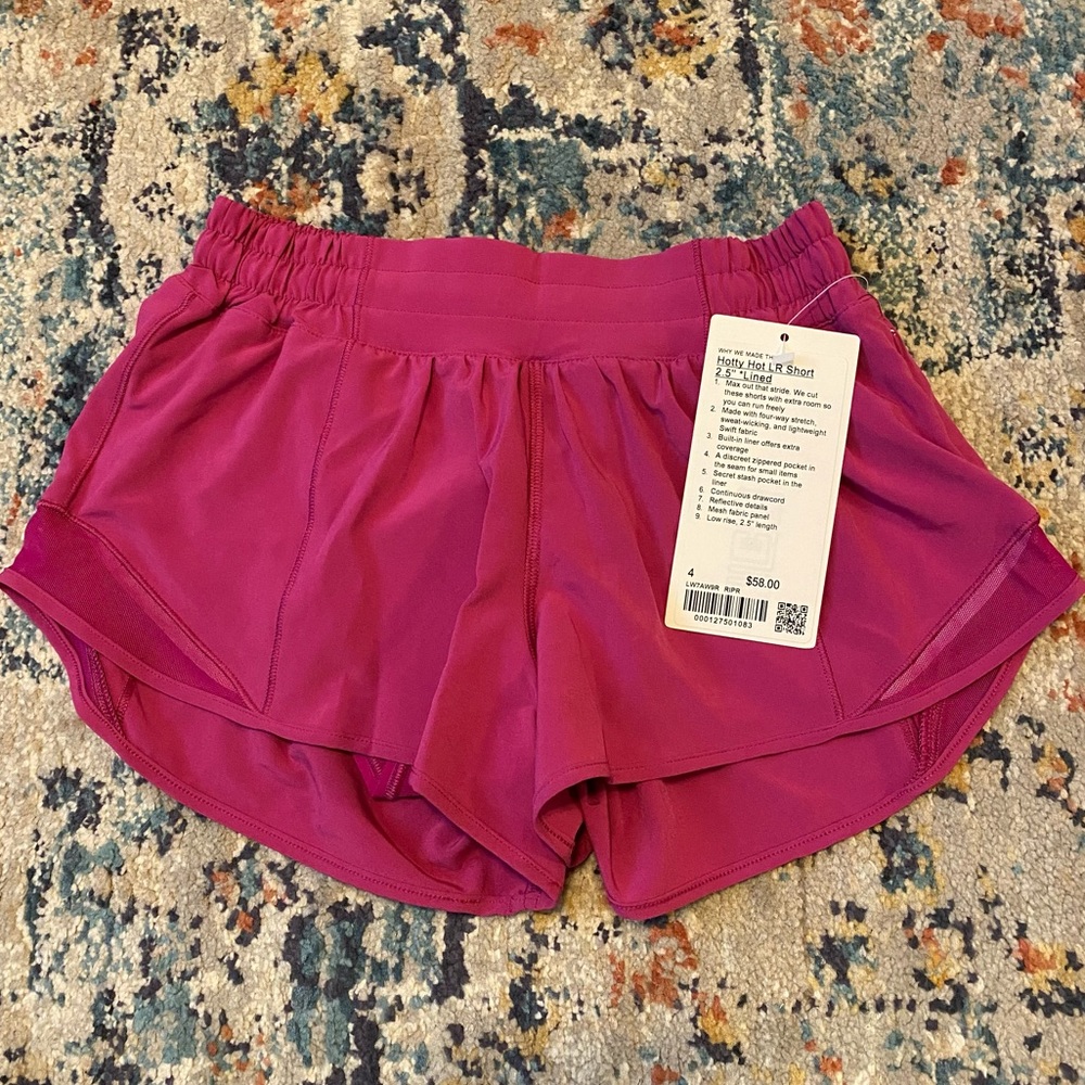 lululemon Hotty Hot Shorts • Size 4 • NWT
